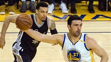 Zaza Pačulija z Golden State právě doskočil míč, Danny Green ze San Antonia se... Zaza Pačulija z Golden State právě doskočil míč, Danny Green ze San Antonia se...