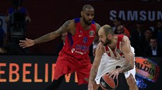 Vassilis Spanulis (vpravo) z Olympiakosu Pireus se snaí prosadit pes Aarona...