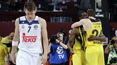 Jan Veselý (vpravo) a Ekpe Udoh slaví postup Fenerbahce do finále Euroligy,...