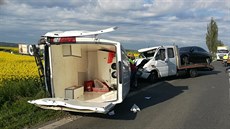 Náraz vymrštil dodávku do protisměru, kde došlo k dalšímu střetu (12.5.2017). Náraz vymrštil dodávku do protisměru, kde došlo k dalšímu střetu (12.5.2017).