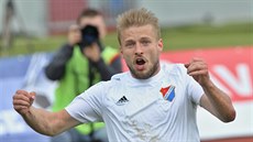 Ostravský záloník Tomá Miola slaví gól proti Vítkovicím.