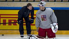 Trenér branká Petr Jaro hovoí s Dominikem Furchem na rozbruslení.