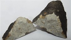 Meteorit byl nalezen mezi obcemi Čistěves a Benátky na Hradecku, kam dopadl 17.... Meteorit byl nalezen mezi obcemi Čistěves a Benátky na Hradecku, kam dopadl 17....
