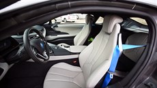 Hybridní BMW i8 testované na jihu Moravy, dalí nyní bude jezdit v Plzeském kraji.