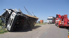 Kamion zstal po nehod u Mikulovic na Znojemsku na stee. V kabin zstal...