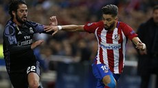 Isco a Yannick Carrasco v souboji o mí.