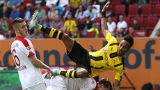 Útoník Borussie Dortmund Pierre-Emerick Aubameyang bhem duelu na hiti...