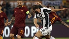 Útoník Juventusu Gonzalo Higuaín v souboji se záloníkem AS ím Radjou...