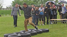 Studenti Mendelova gymnázia v Opavě při branné výchově. Studenti Mendelova gymnázia v Opavě při branné výchově.