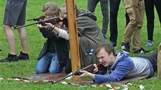 Studenti Mendelova gymnázia v Opav pi branné výchov.