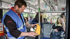 Asistenti přepravy v ostravské MHD se ujali. Asistenti přepravy v ostravské MHD se ujali.
