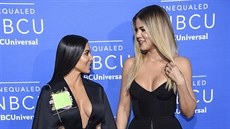 Kim Kardashianová a její sestra Khloé Kardashianová (New York, 15. kvtna 2017)