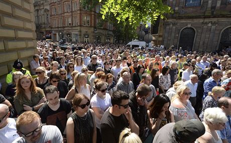 Lidé truchlí za obti teroru v Manchesteru