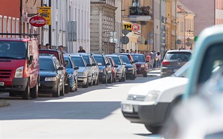V Jírovcov ulici v eských Budjovicích bude od záí parkovací zóna.