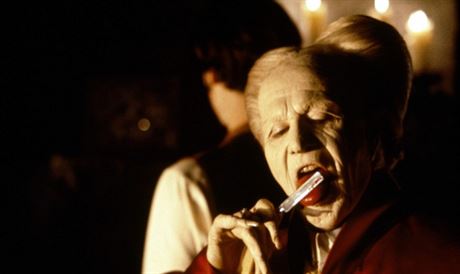Dracula ve filmu Francise Forda Coppoly z roku 1992 s Gary Oldmanem v hlavní...