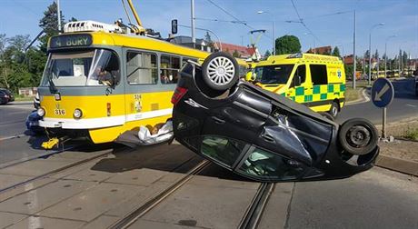 Na Karlovarské tíd v Plzni vjel idi osobního auta ped tramvaj. Po stetu...