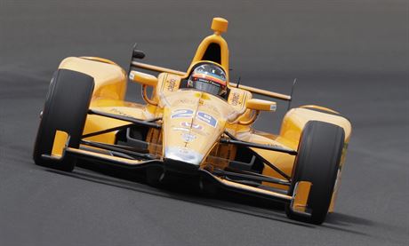 Fernando Alonso pi tréninku na závod Indianapolis 500 IndyCar.