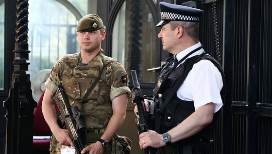 Britská vláda vyslala do ulic stovky ozbrojených policist a voják (25. kvtna...