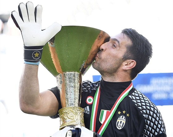 Gianluigi Buffon si uívá dalí trofej. S Juventusem znovu vyhrál italskou ligu.