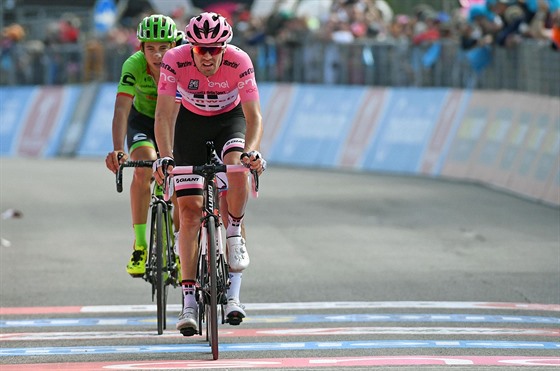 KONEN V CÍLI. Tom Dumoulin se v 19. etap Gira trápil.