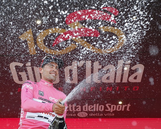 DEMONSTRACE SÍLY! Tom Dumoulin slaví po vítzství po 14. etap Giro d'Italia.