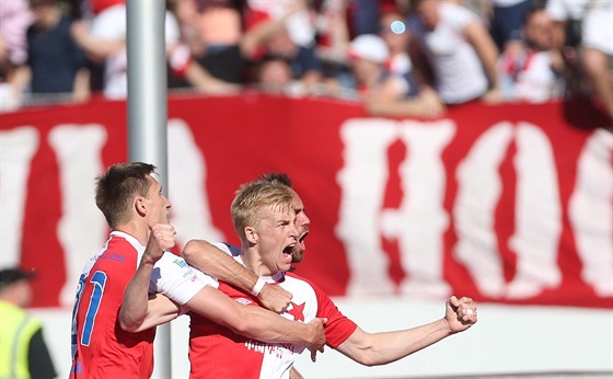Fotbalisté Slavie se radují z gólu Michal Frydrycha