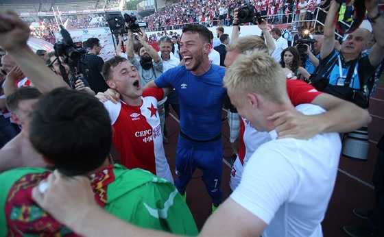 Fotbalisté Slavie oslavují po výhe nad Brnem zisk mistrovského titulu.