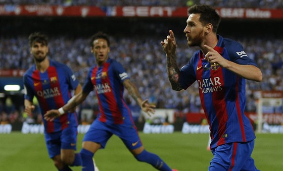 Lionel Messi (vlevo) z Barcelony slaví svoji trefu ve finále panlského poháru.