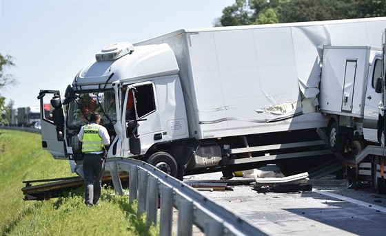 Nehoda ty kamion blokovala v pondlí pravý jízdní pruh dálnice D1 ve smru...