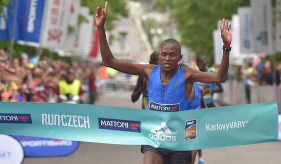 Wilfred Kimitei z Keni vítzí v karlovarském plmaratonu.