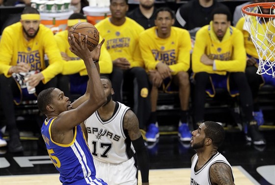 Kevin Durant z Golden State zakonuje v utkání proti San Antoniu.