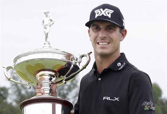 Billy Horschel  s trofejí pro vítze.