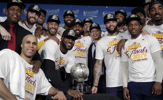 Basketbalisté Clevelandu pózují s trofejí pro vítze Východní konference NBA.