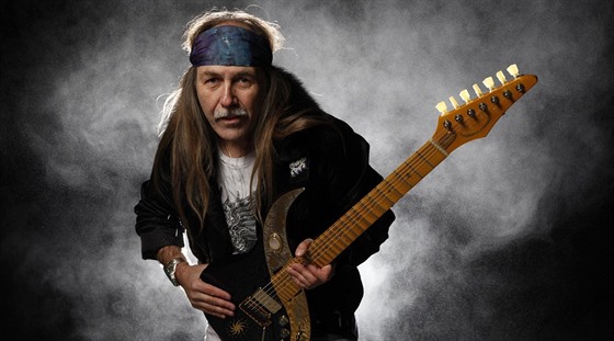 Slavný rocker a nkdejí kytarista legendárních Scorpions Uli Jon Roth bude hvzdou ervnového festivalu na Korunní pevnstce v Olomouci.