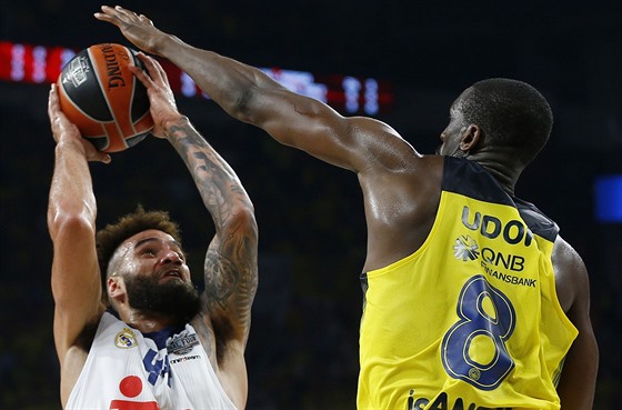 Ekpe Udoh (vpravo) z Fenerbahce blokuje Jefferyho Taylora z Realu Madrid.