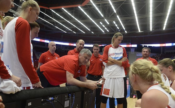eské basketbalové reprezentantky naslouchají trenéru Ivanu Beneovi.