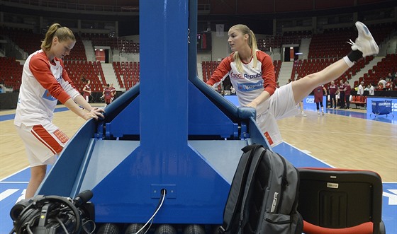 eské basketbalistky Kateina Elhotová (vlevo) a její mladí sestra Karolína...