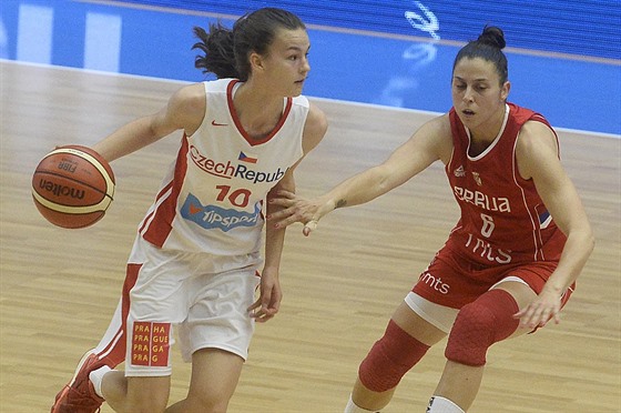 eská basketbalistka Veronika Voráková (vlevo) útoí kolem Sai adové ze...