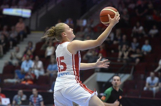 eská basketbalistka Eva Kopecká zakonuje bhem utkání se Srbskem.