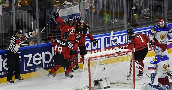 Kanadtí hokejisté slaví gól proti Rusku v semifinále mistrovství svta.