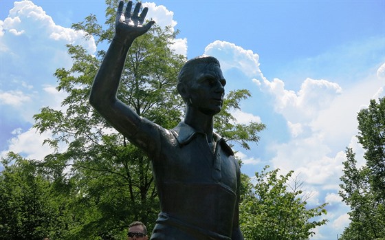 Bronzov socha Coppiho shlela na start 14. etapy Gira. Poprv v historii...