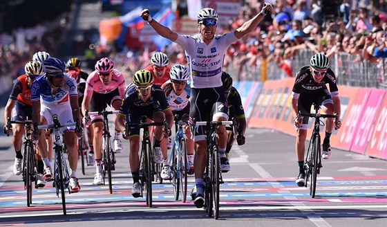 Momentka ze startu patnácté etapy Giro dItalia.