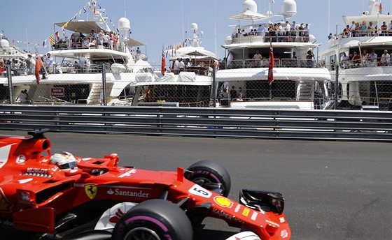 VÝHLED Z JACHET. Sebastian Vettel na trati Velké ceny Monaka