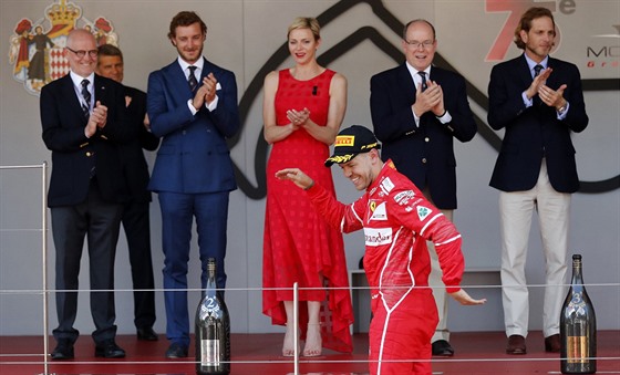 Sebastian Vettel kráí na pódium jako vítz Velké ceny Monaka.