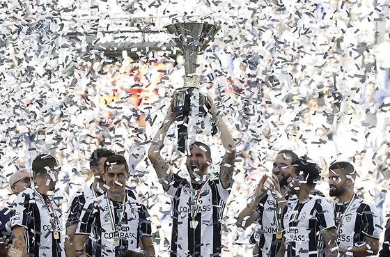 ESTÝ V AD. Fotbalisté Juventusu kepí s trofejí pro vítze italské ligy.