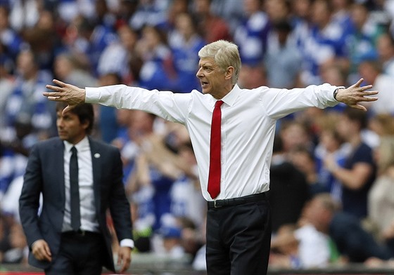 Trenér Arsenalu Arsene Wenger bhem finále FA Cupu proti Chelsea.