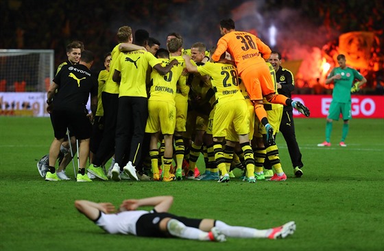 POKALSIEGER. Fotbalisté Dortmundu slaví, práv získali tvrtý nmecký pohár,...