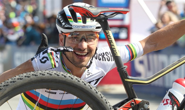 HELOU, HOI! Nino Schurter po triumfu v závodu v Novém Mst na Morav