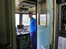 Strojvedoucí ubo Kocifaj v kabin lokomotivy ady 362 z 80. let, které se...