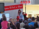 Z oslavy patnáctého výročí existence ostravského nákupního centra Avion Shopping Park. Vystoupení Ewy Farne, kterou sledovaly stovky fanoušků Z oslavy patnáctého výročí existence ostravského nákupního centra Avion Shopping Park. Vystoupení Ewy Farne, kterou sledovaly stovky fanoušků